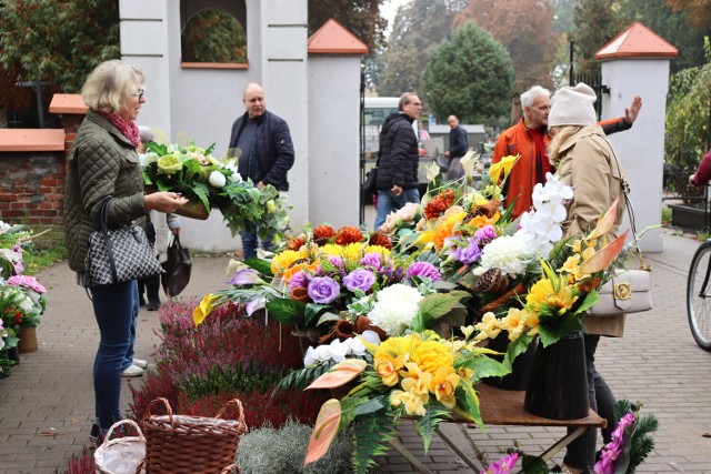 Takie wiązanki kupisz w kwiaciarniach przy cmentarzu w Łęczycy  -->