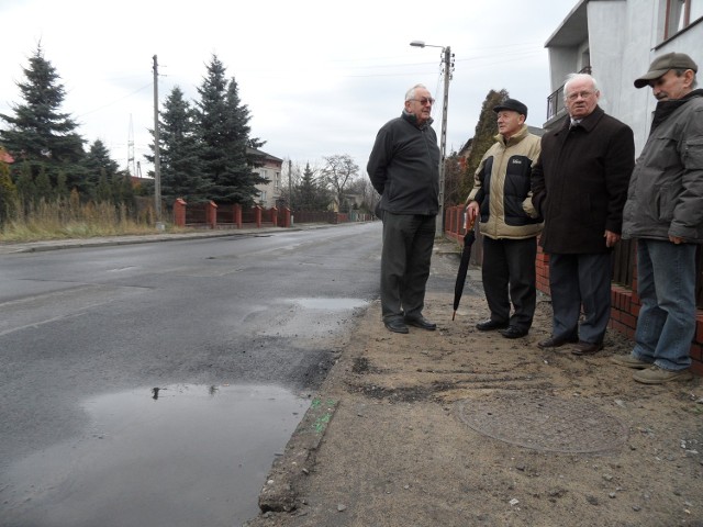 Mieszkańcy ulicy Fasbrycznej chcą remontu drogi i chodników