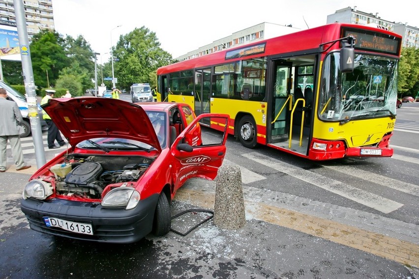 Wrocław: Zderzenie autobusu i dwóch samochodów na ul. Zachodniej (ZDJĘCIA)