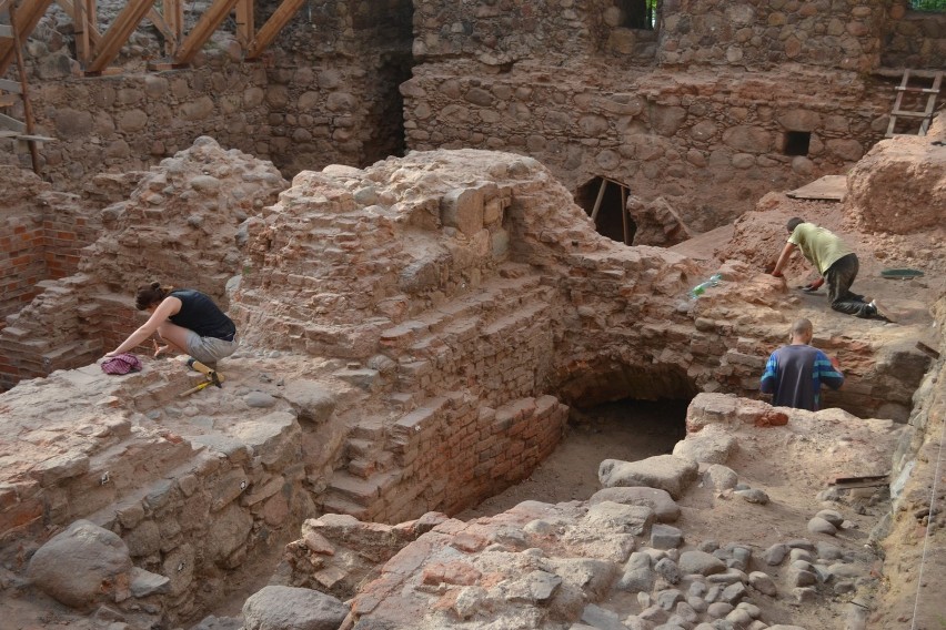 Archeolodzy na człuchowskim zamku  i podpisanie umowy na dalsze prace