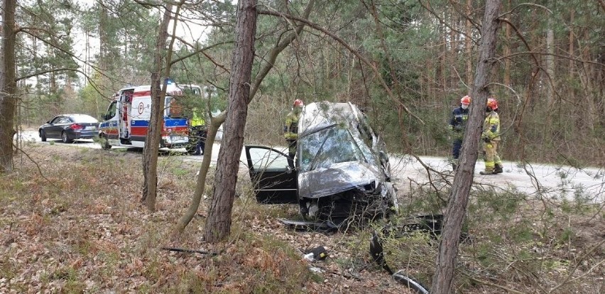 Wypadek w Starachowicach. Kierowca pijany, samochód wylądował w rowie