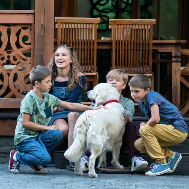 Jakub i Kacper, bliźniaki z Rzeszowa, grają ważne role w najnowszym serialu Polsatu, "Komisarz Mama"!