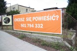 Gdańsk. Kontrowersyjny baner przy łostowickim cmentarzu