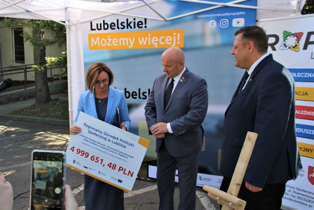 - Prace będą wykonane w ramach unijnego projektu pod nazwą „Lubelskie pomaga Ukrainie” – tłumaczył marszałek Stawiarski (na zdjęciu stoi w środku). - Mamy jednak nadzieję, że solidarność europejska będzie większa. Liczymy na jej odpowiednie uruchomienie. Bo Polska może nie podołać dalszemu wsparciu dla walczącej Ukrainy i kolejnym potrzebom