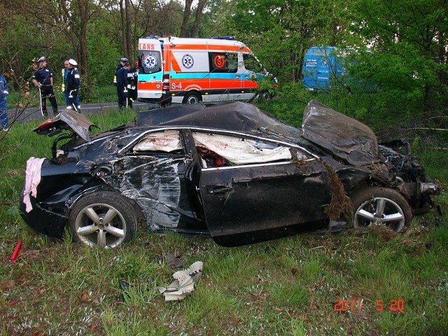 Na Szczecińśkiej w Łodzi pijany kierowca audi uderzył w słup. W wyniku wypadku na miejscu zmarł pasażer samochodu.