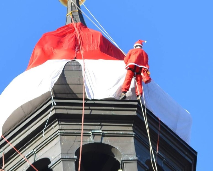 Czapka mikołaja na głogowskiej wieży ratuszowej będzie w tym roku nowa