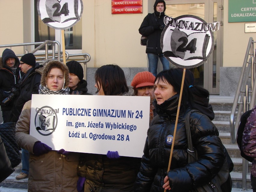 Uczniowie i rodzice protestują przeciwko likwidacji szkół