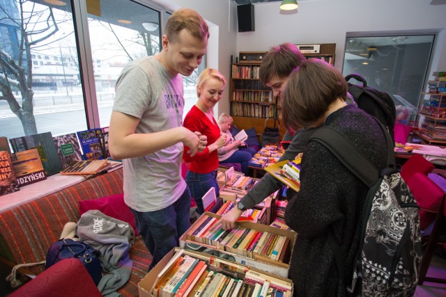 Bazar książki w Kicia Kocia. Książkowa wymiana w towarzystwie herbaty