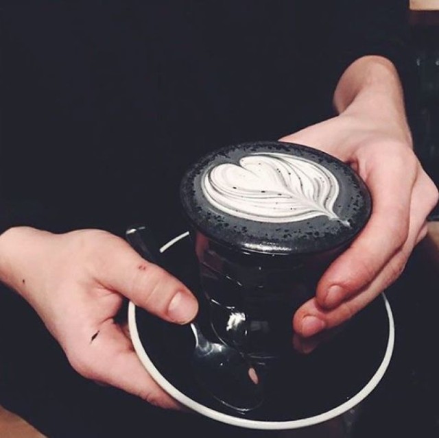 Black Latte i Charcoallatte to hity Instagrama. Takie napoje wypijecie też w Warszawie!