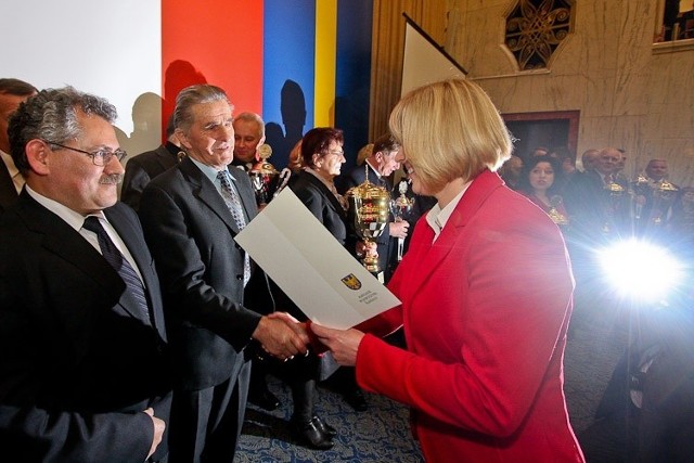 Sołtys Kowali Fryderyk Białoń oraz wiceburmistrz Skoczowa Piotr Rucki odbierają wyróżnienie