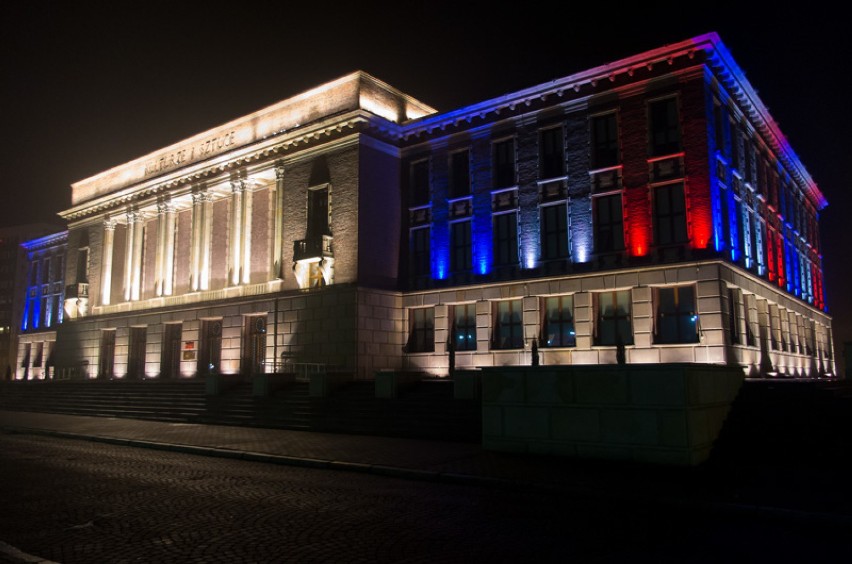 Pałac Kultury Zagłębia na znak solidarności we francuskich barwach 