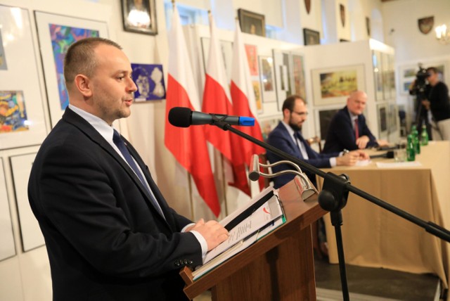 Jak informuje UM Torunia: "Spotkanie odbyło się w Sali Mieszczańskiej Ratusza Staromiejskiego i rozpoczęło się  o godz. 17:00. 

Zobacz także: Toruń. Akcja "Październik - miesiąc wolny od uzależnień" [ZDJĘCIA]Dodatkowym tematem spotkania była ,,Kultura i dziedzictwo narodowe – konstytucyjna ochrona spraw fundamentalnych”. Spotkanie składało się z dwóch części - panelu eksperckiego oraz debaty publicznej, podczas której każdy z uczestników mógł zabrać głos oraz złożyć swoje propozycje i uwagi.

Dotychczasowe spotkania regionalne odbyły się w Rzeszowie, Szczecinie i Kielcach. Kolejne, oprócz Torunia, zaplanowano w Poznaniu, Katowicach i Gdańsku.
Polecamy:
Parada StarForce 2017 w Toruniu
Czym jeżdżą toruńscy prezesi i dyrektorzy
Marsz Równości i kontrmanifestacja „W obronie normalności”
