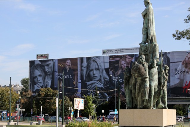 Agresywne reklamy na elewacji hotelu Cracovia