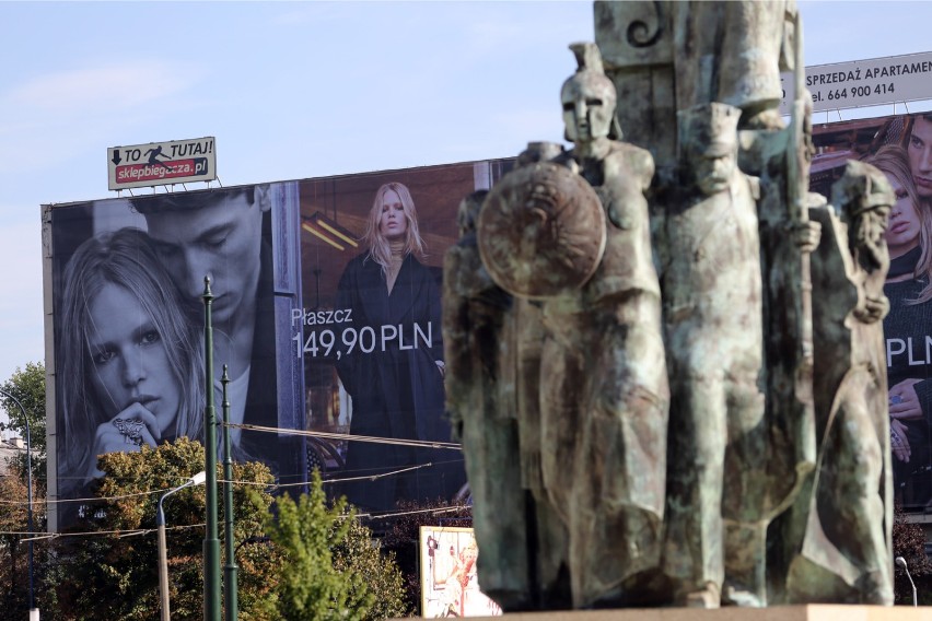 Agresywne reklamy na elewacji hotelu Cracovia