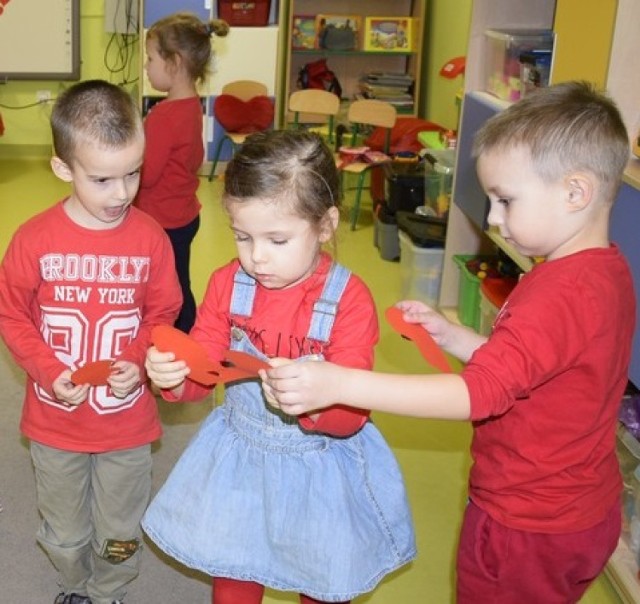 Dzieci w Przedszkolu nr 3 w Skierniewicach obchodziły Walentynki. Była to okazja do do walentynkowych zabaw i porozmawiania o przyjaźni. Dzieci przygotowały również prezenty dla swoich rodziców.