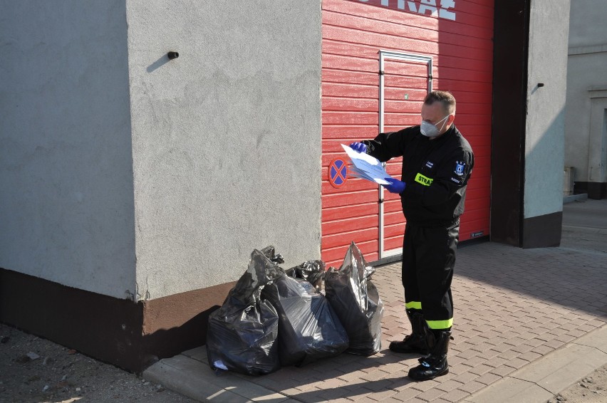 Strażacy z OSP Pleszew rozpoczęli rozwożenie pakietów z maseczkami do pleszewskich seniorów