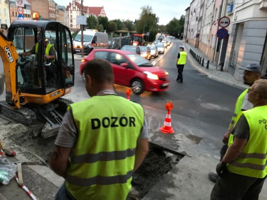 Rozszczelnienie gazociągu na ulicy Piastowskiej w Opolu. Policja kieruje ruchem 