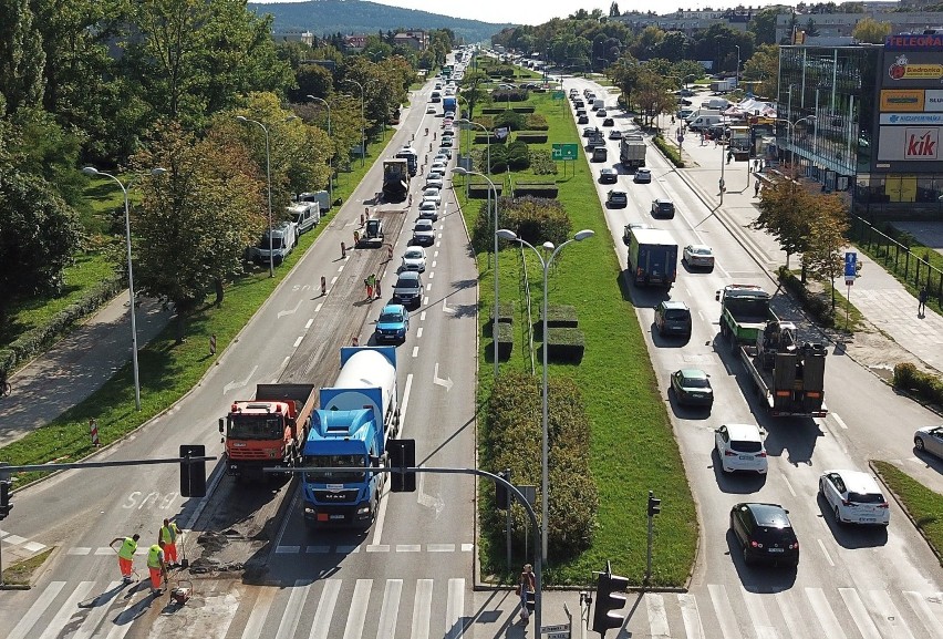 Gigantyczne korki na ulicy Tarnowskiej i Warszawskiej w Kielcach. Utrudnienia do końca dnia (ZDJĘCIA)