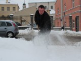 Lubelski radny Marcin Nowak chwycił za łopatę i walczył ze śniegiem (ZDJĘCIA)