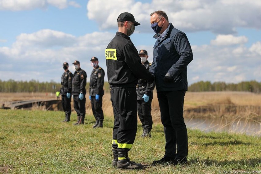 Prezydent Andrzej Duda w Biebrzańskim Parku Narodowym. Medale dla naszych strażaków! ZDJĘCIA [4.05.2020]