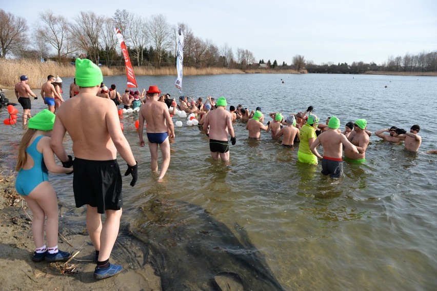 W niedzielę nad zalewem w Radymnie odbyła się wspólna kąpiel...