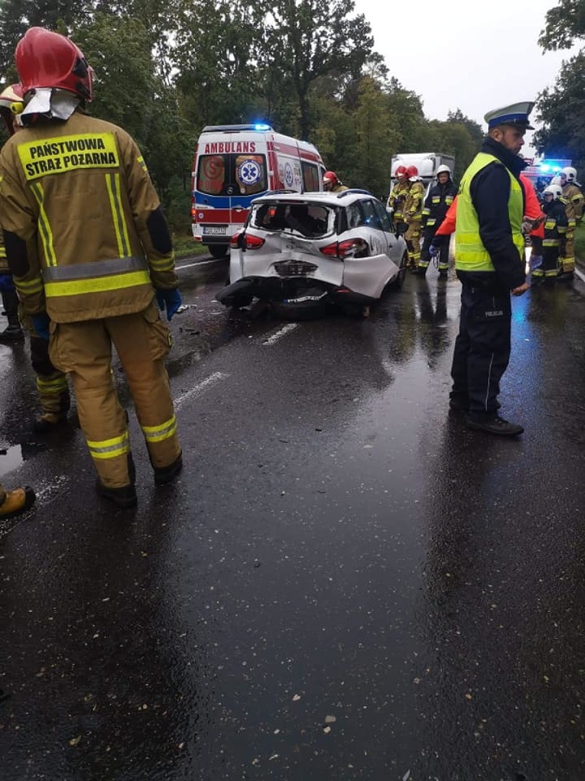 Zderzenie dwóch samochodów i cysterny na drodze krajowej nr 32. Trasa zablokowana