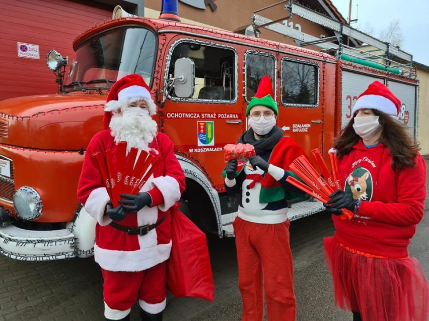 Święty Mikołaj odwiedził dzieci w gminie Cedry Wielkie. Wiózł go rozświetlony wóz strażacki OSP Koszwały |ZDJĘCIA