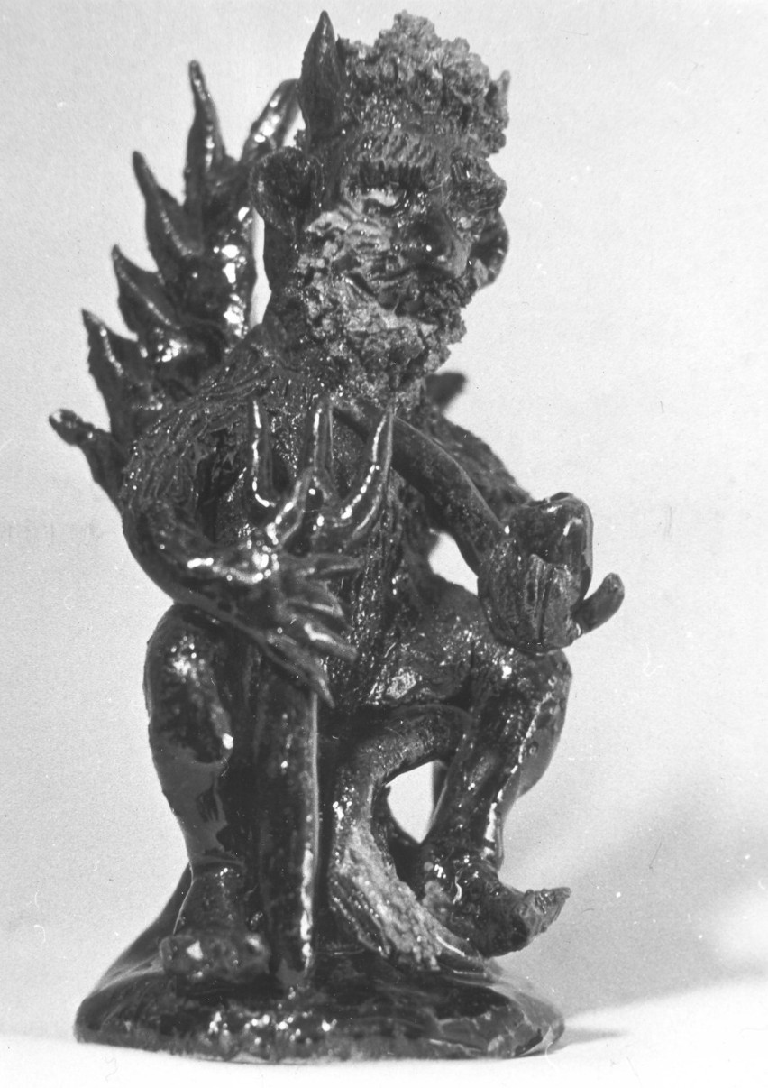 Ceramiczna rzeźba przedstawiająca diabła, zbiory...