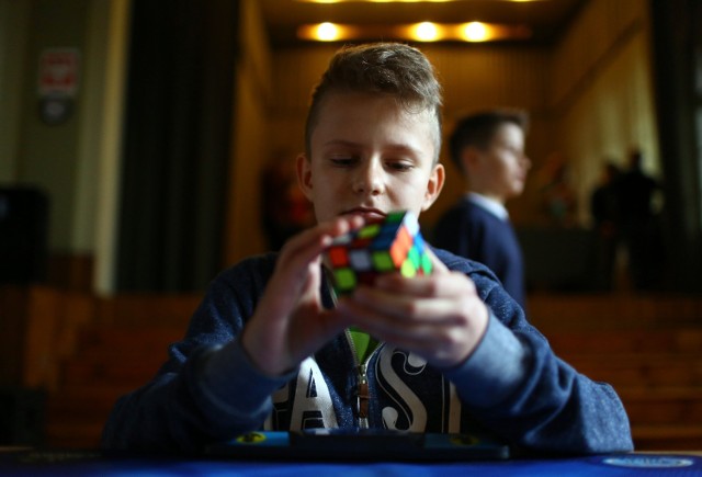 Projekt Rubikon w Piotrkowie: w zawodach w I LO wzięło udział 23 fanów kostki Rubika