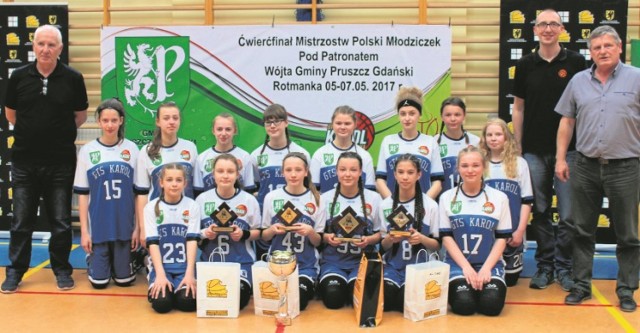 Młodziczki GTS Karol Rotmanka ze swymi szkoleniowcami i trofeami wywalczonymi w turnieju ćwiećfinałowym mistrzostw Polski