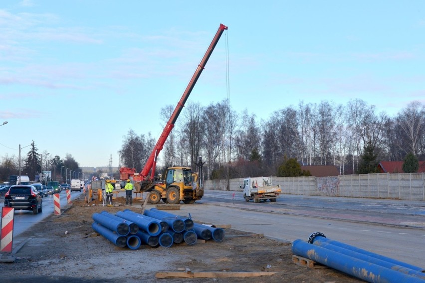 Gigantyczny dźwig pracuje w Kielcach. Zobacz, co transportuje w powietrzu [ZDJĘCIA]