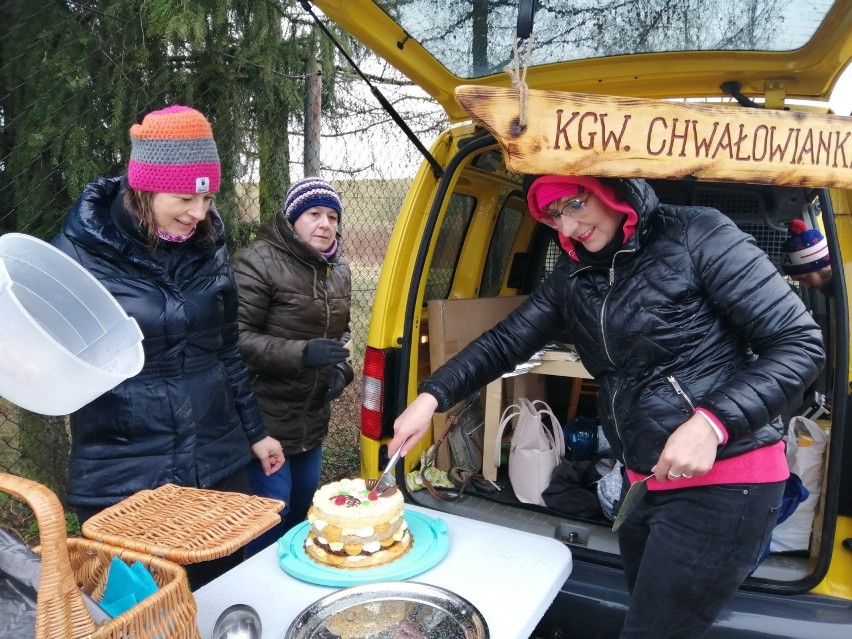 Akcja dla psiaków z Przytuliska na Wiśniowej w Sandomierzu. Budowali  wybieg i plac zabaw [ZDJĘCIA]