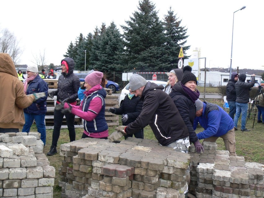 Akcja dla psiaków z Przytuliska na Wiśniowej w Sandomierzu. Budowali  wybieg i plac zabaw [ZDJĘCIA]