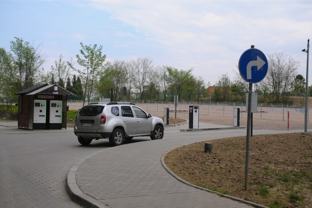 Parking pod krakowskim zoo. Teraz za opłatę za postój, bez dodatkowych opłat dojedziemy autobusem MPK do zoo