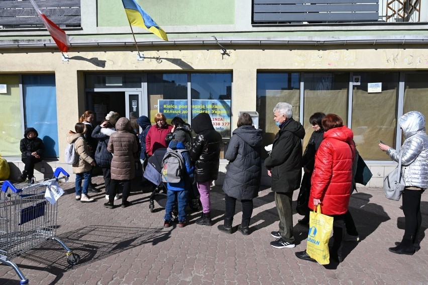 Ukraińcy stoją w kolejce po pomoc w Kielcach. W wózkach maleńkie dzieci. Co jest teraz najbardziej potrzebne?