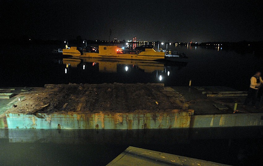 Sobieszewo - most pontonowy na Martwej Wisle. W nocy naprawiali most FOTO