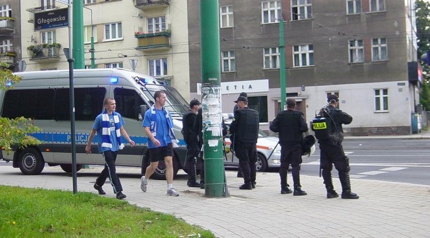Po meczu Lecha z Górnikiem kibice wracają pod eskortą policji [ZDJĘCIA INTERNAUTY]