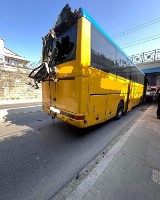 Wypadek w Krakowie. Autobus nie zmieścił się pod wiaduktem nad ul. Prądnicką i zerwał zadaszenie. Wysoka kara dla kierowcy ZDJĘCIA 