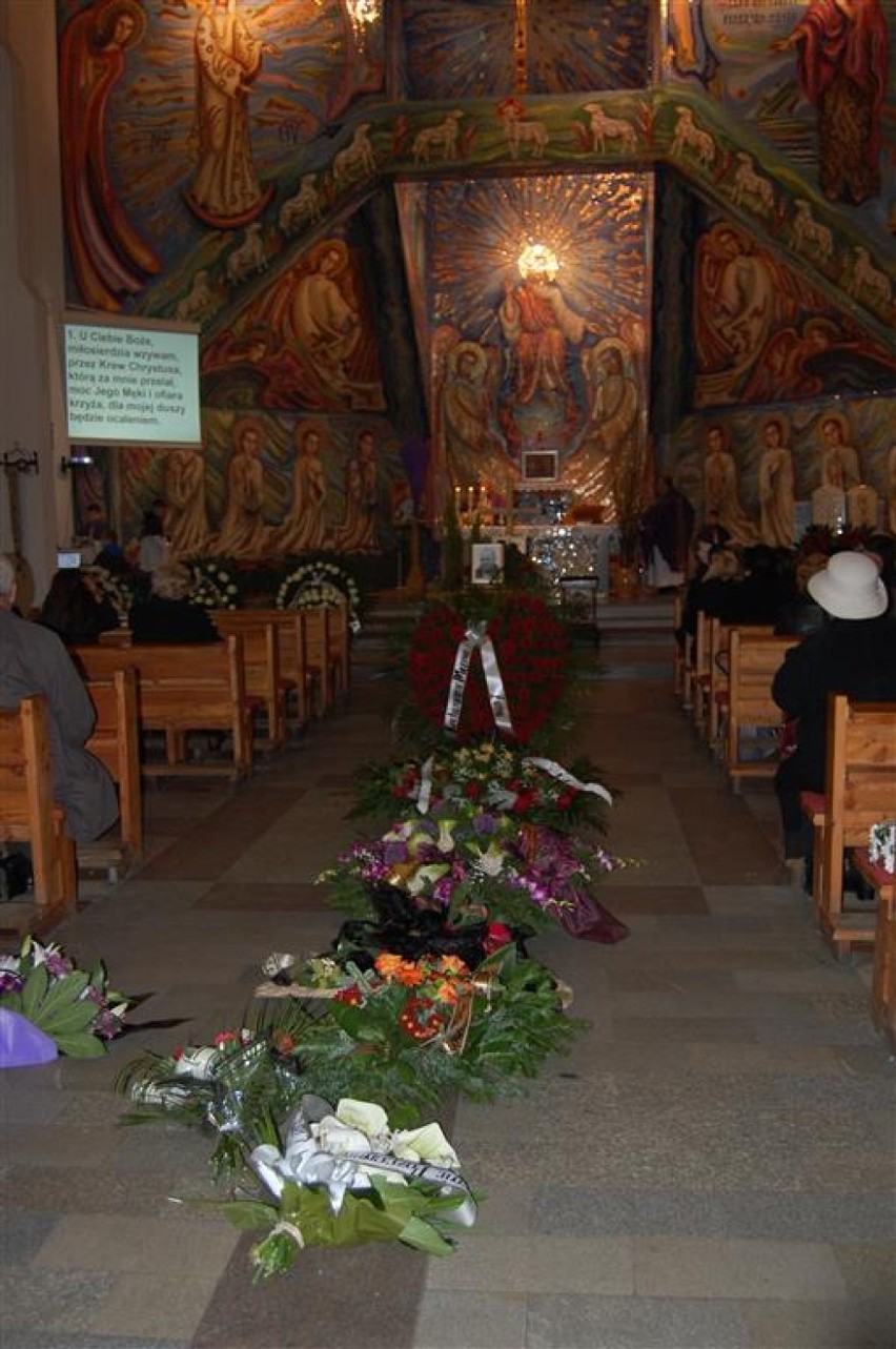 Borowo. Pogrzeb związkowca ze szpitala w Gdańsku. Mężczyznę pożegnała rodzina i przyjaciele