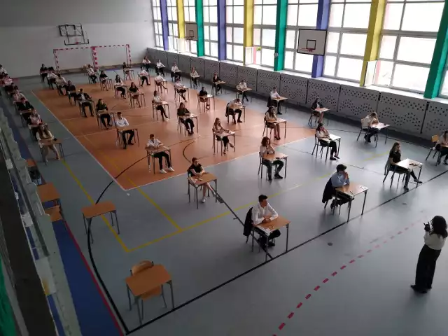 Egzamin ósmoklasisty Radomsko 2020. Uczniowie PSP 7 w Radomsku przed testem z matematyki