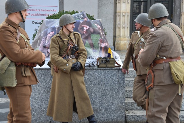 W sobotnie przedpołudnie, 1 września, przed Teatrem Śląskim im. Stanisława Wyspiańskiego w Katowicach (Rynek 10), rekonstruktorzy z Fundacji im. Grupy Operacyjnej „Śląsk“ 1939 i Stowarzyszenia Rekonstrukcji Historycznej "73 pułk piechoty z Katowic" zaprezentowali stanowiska przeciwlotnicze oraz punkt dowodzenia obroną przeciwlotniczą i ewakuacją ludności.