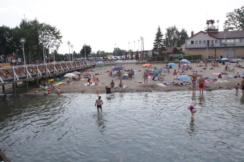 Kąpielisko Pogoria III w Dąbrowie Górniczej. 
Długa plaża,...