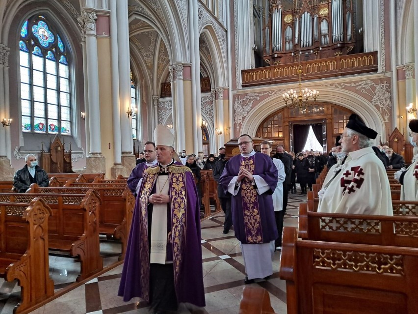 Pogrzeb biskupa seniora Adama Odzimka. Uroczystości pogrzebowe trwały dwa dni [ZDJĘCIA]
