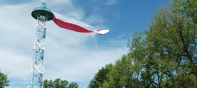 2.05.2024 r. Biało-czerwona flaga na wieży spadochronowej w parku Kościuszki w Katowicach.