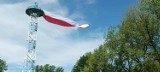 Wielka biało-czerwona flaga  w Katowicach na wieży spadochronowej - ZDJĘCIA. Dzień Flagi w parku Kościuszki!