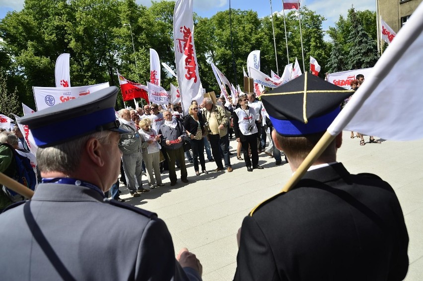 Poznań - Protest Solidarności pod Urzędem Wojewódzkim [ZDJĘCIA, WIDEO]