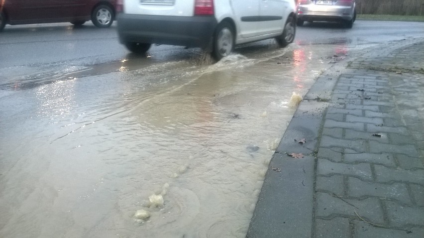 Awaria wodociągowa na Oporowie. Woda leje się na ulicę (FILM, ZDJĘCIA)