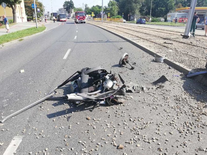 Częstochowa: Wypadek na ul. Jagiellońskiej. Samochód uderzył w słup trakcji tramwajowej, kobieta była zakleszczona 