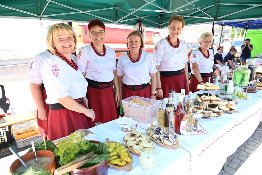Lasowiacki Festiwal Pierogów w Stalowej Woli. Znany kucharz Karol Okrasa przyrządzał lasowiackie przysmaki. Zobacz zdjęcia