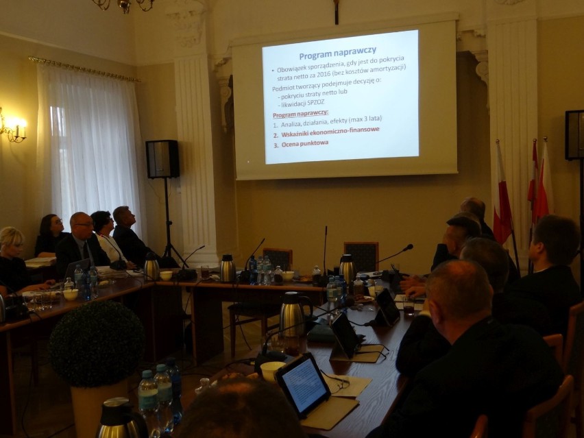 Rada powiatu przyjęła obiecujący plan naprawy wieluńskiego szpitala [FOTO]  